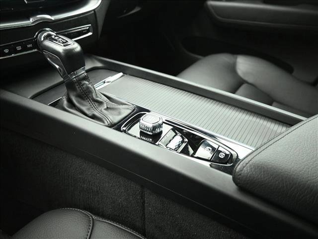 Used 2018 Volvo XC60 T5 Momentum w/ Convenience Package image 13