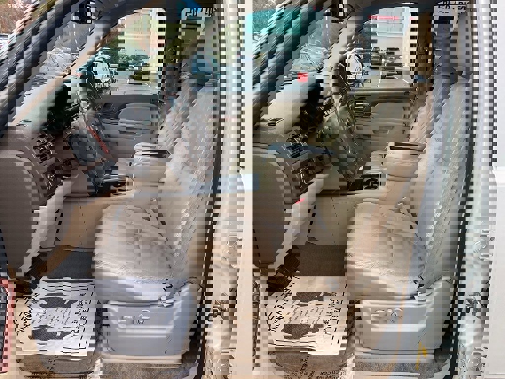 Used 2010 GMC Yukon XL SLT w/ SLT-2 Equipment Package image 2