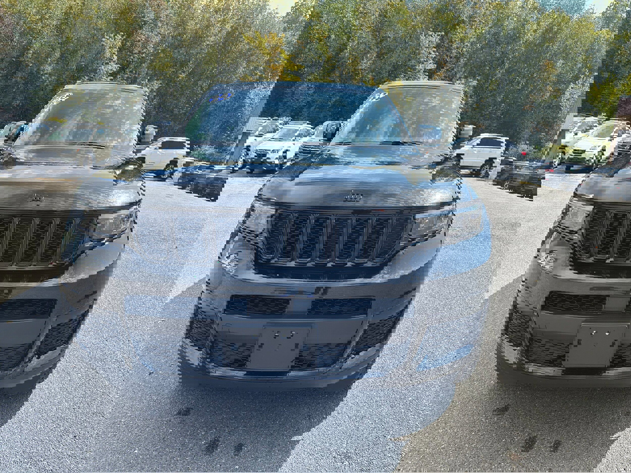 Used 2024 Jeep Grand Cherokee L Laredo image 4