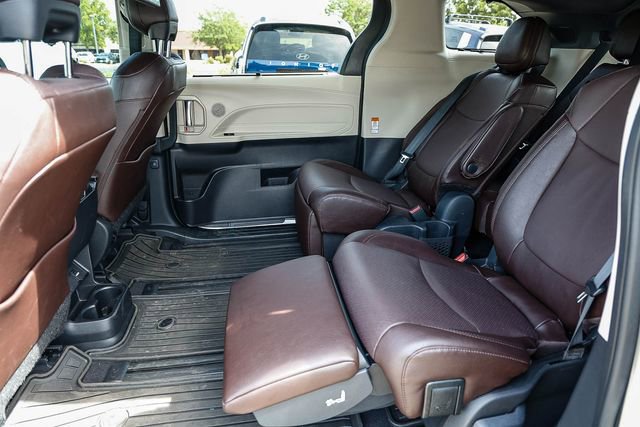 Used 2024 Toyota Sienna Platinum AWD/4WD image 18