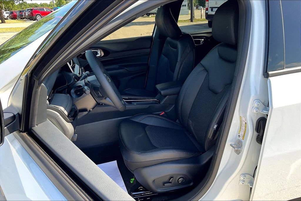 New 2025 Jeep Compass Latitude w/ Sun & Sound Group AWD/4WD image 9