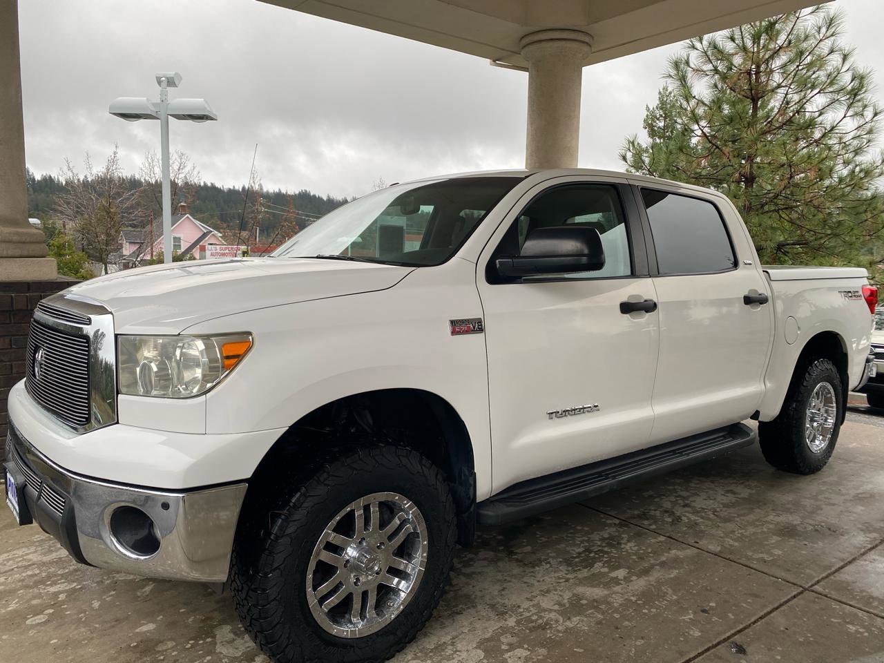 Used 2010 Toyota Tundra 4x4 CrewMax image 2