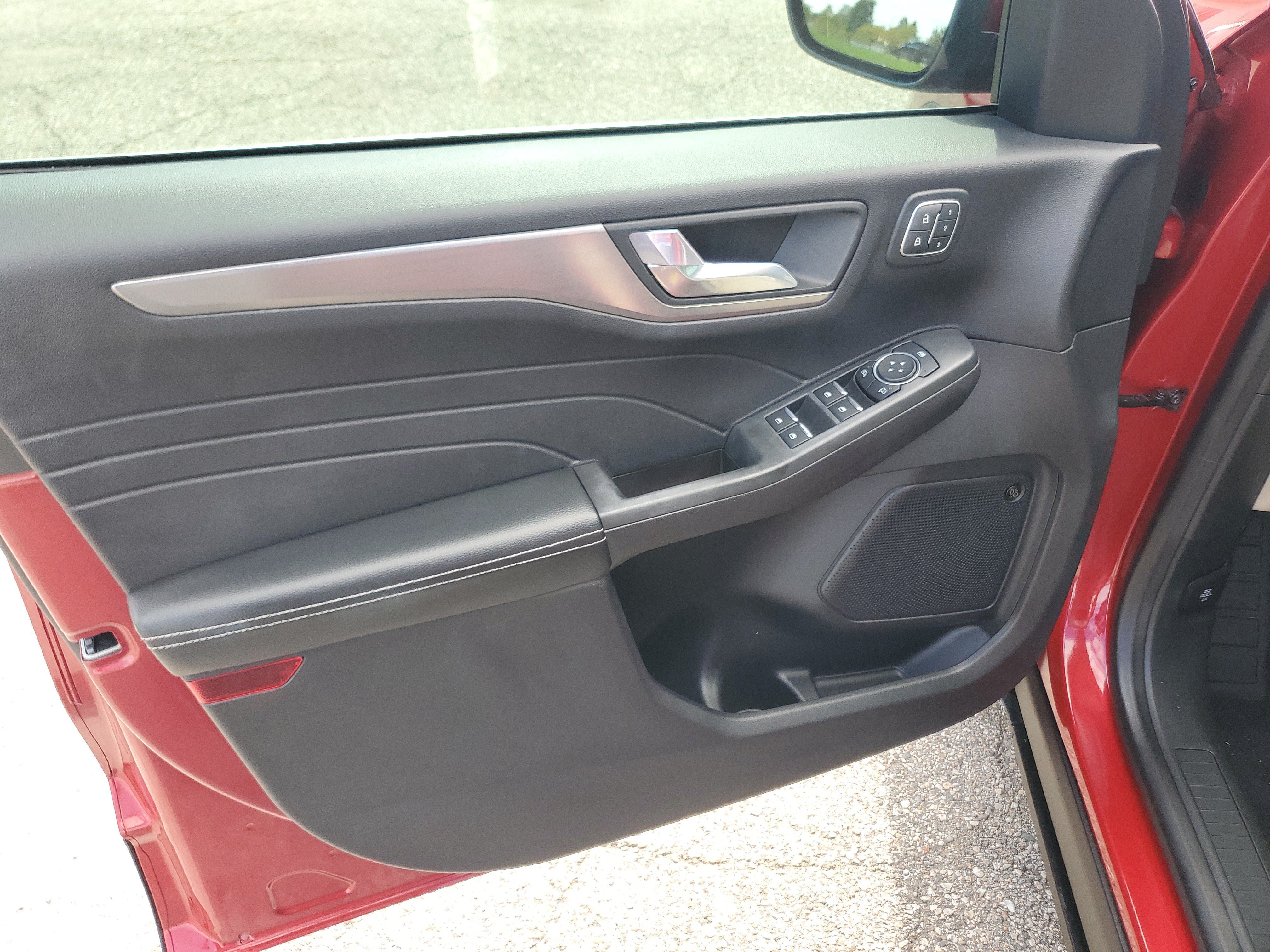 Used 2021 Ford Escape Titanium FWD image 10