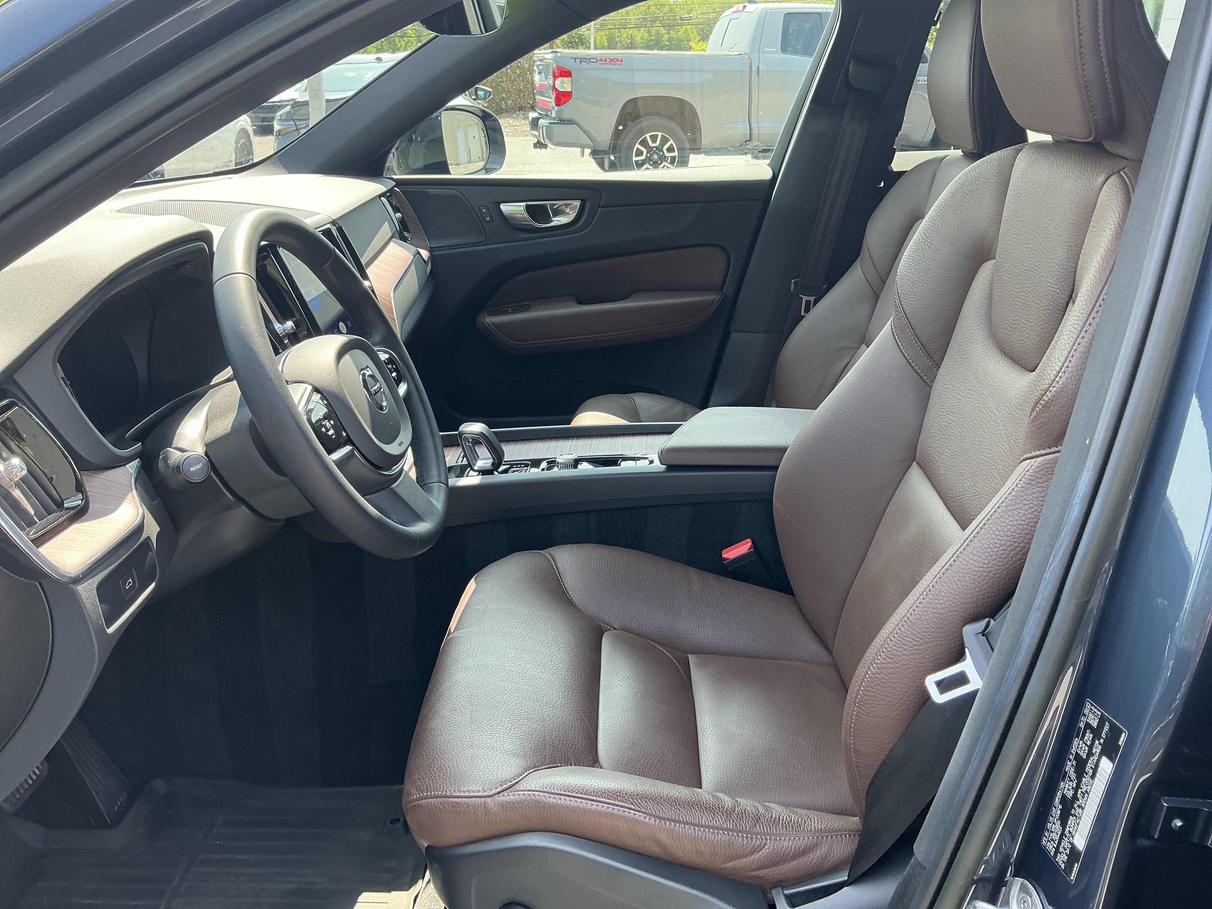 Used 2023 Volvo XC60 B5 Plus w/ Protection Package Premier AWD/4WD image 10