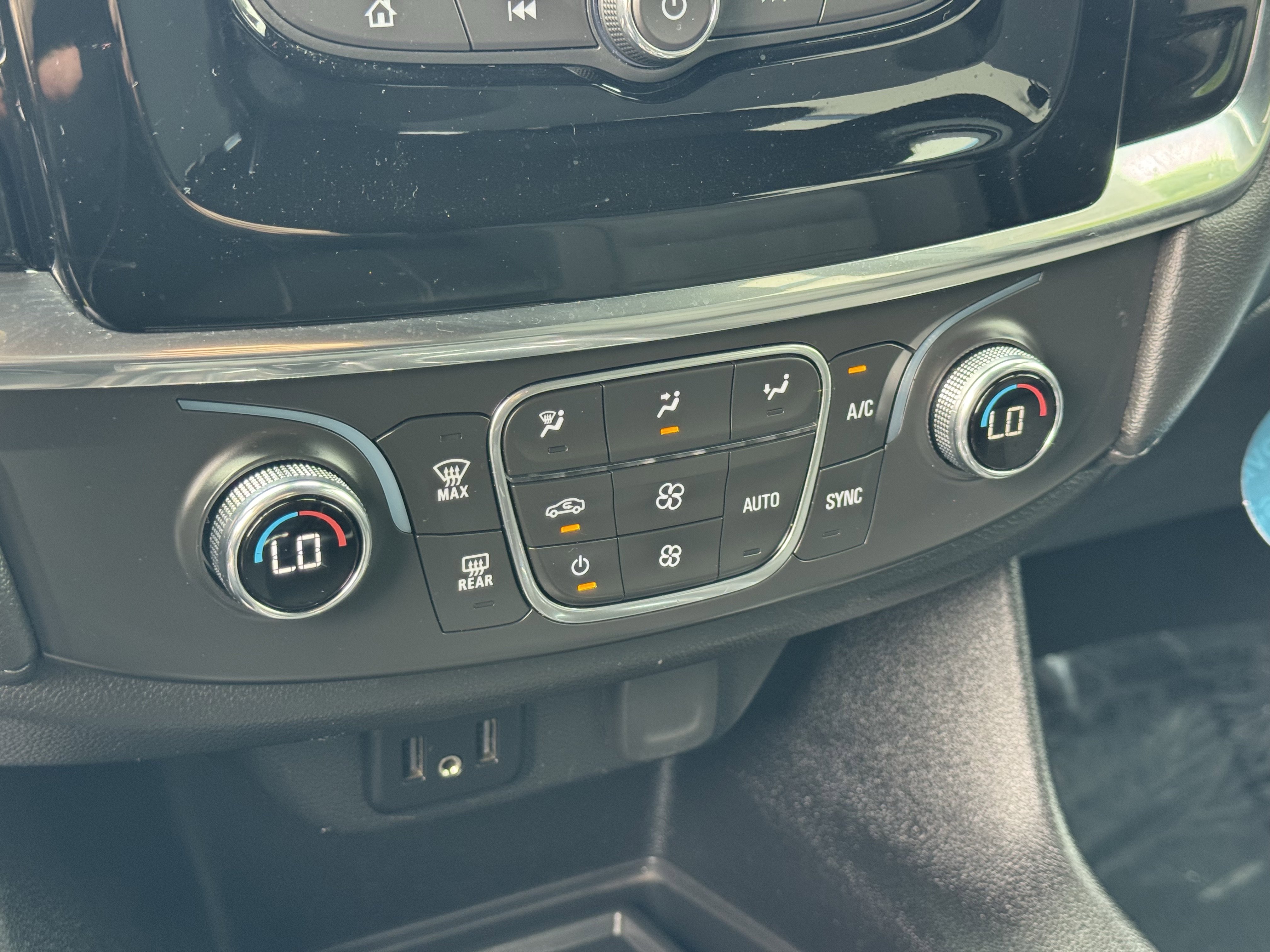 Used 2023 Chevrolet Traverse LT FWD image 32