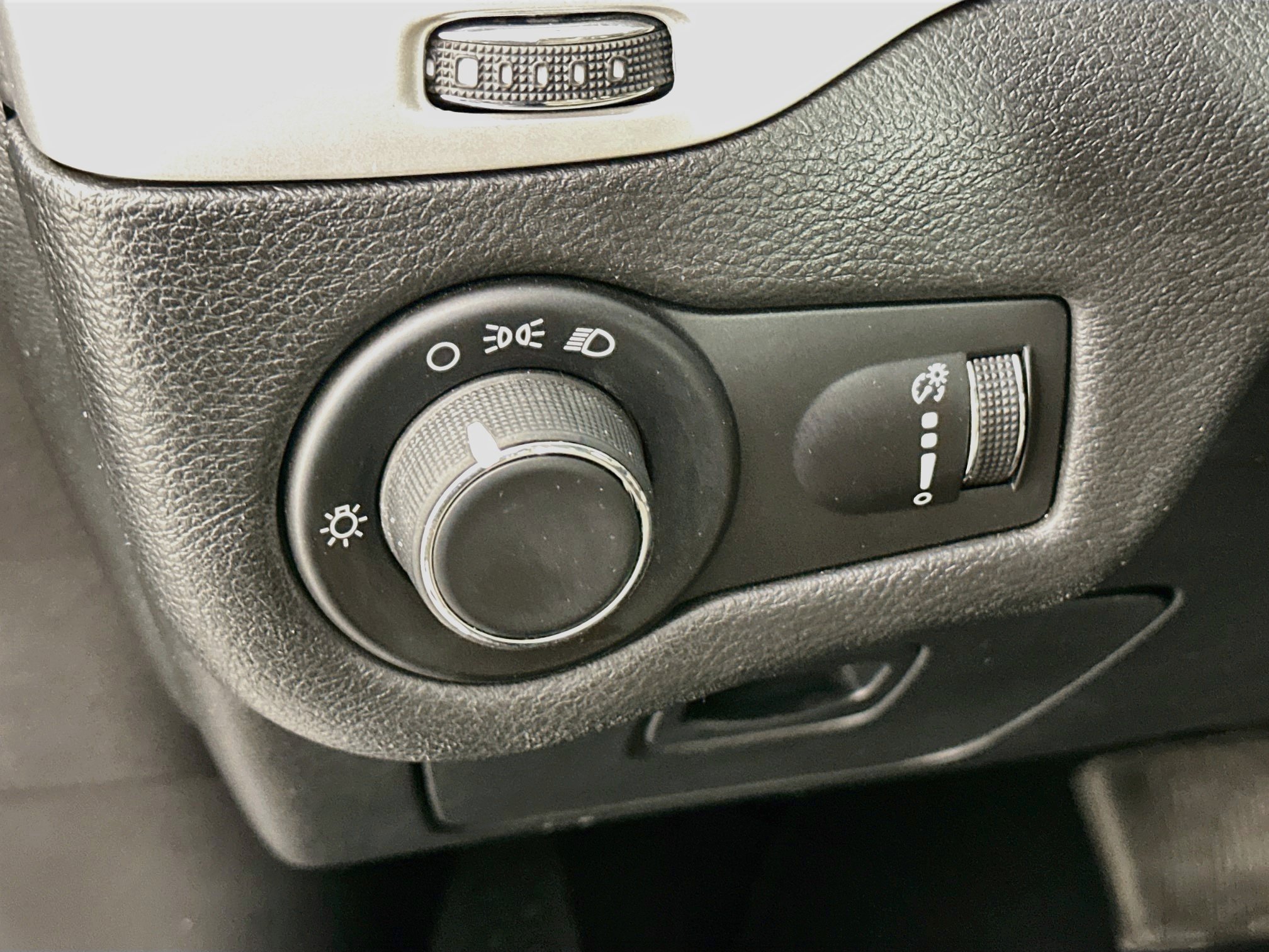 Used 2015 Jeep Cherokee Sport FWD image 16