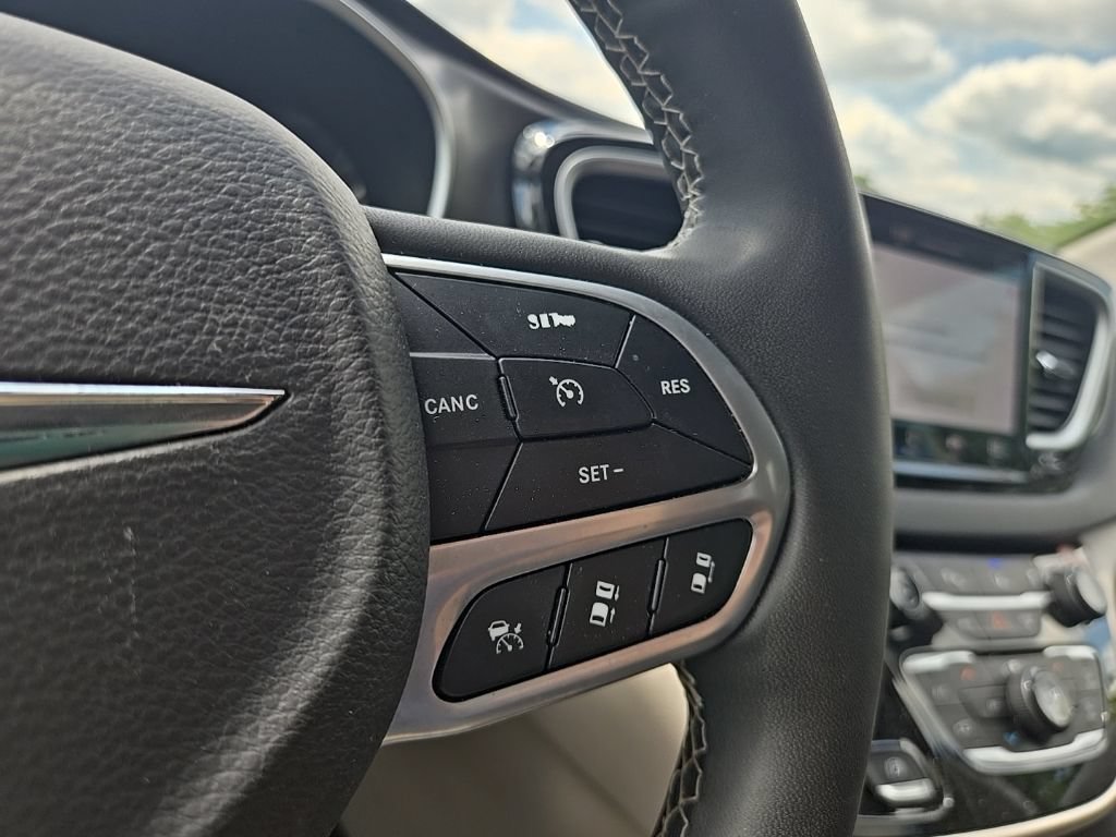 Used 2023 Chrysler Pacifica Touring-L FWD image 15