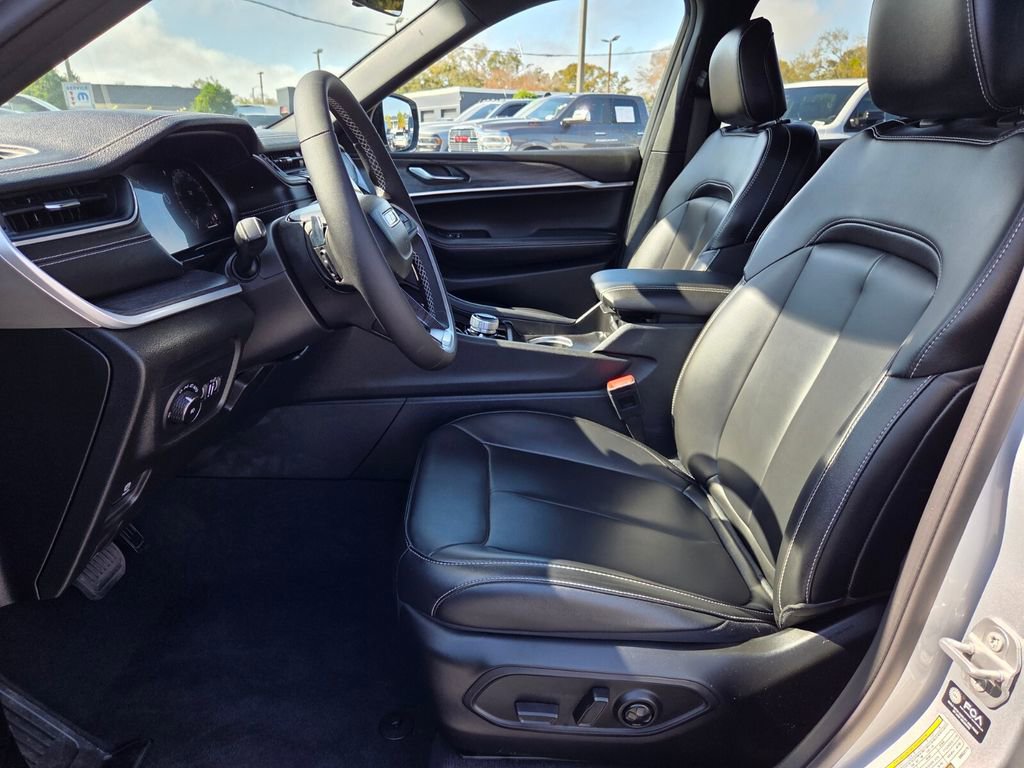 Certified 2025 Jeep Grand Cherokee L Limited w/ Black Appearance Package image 15