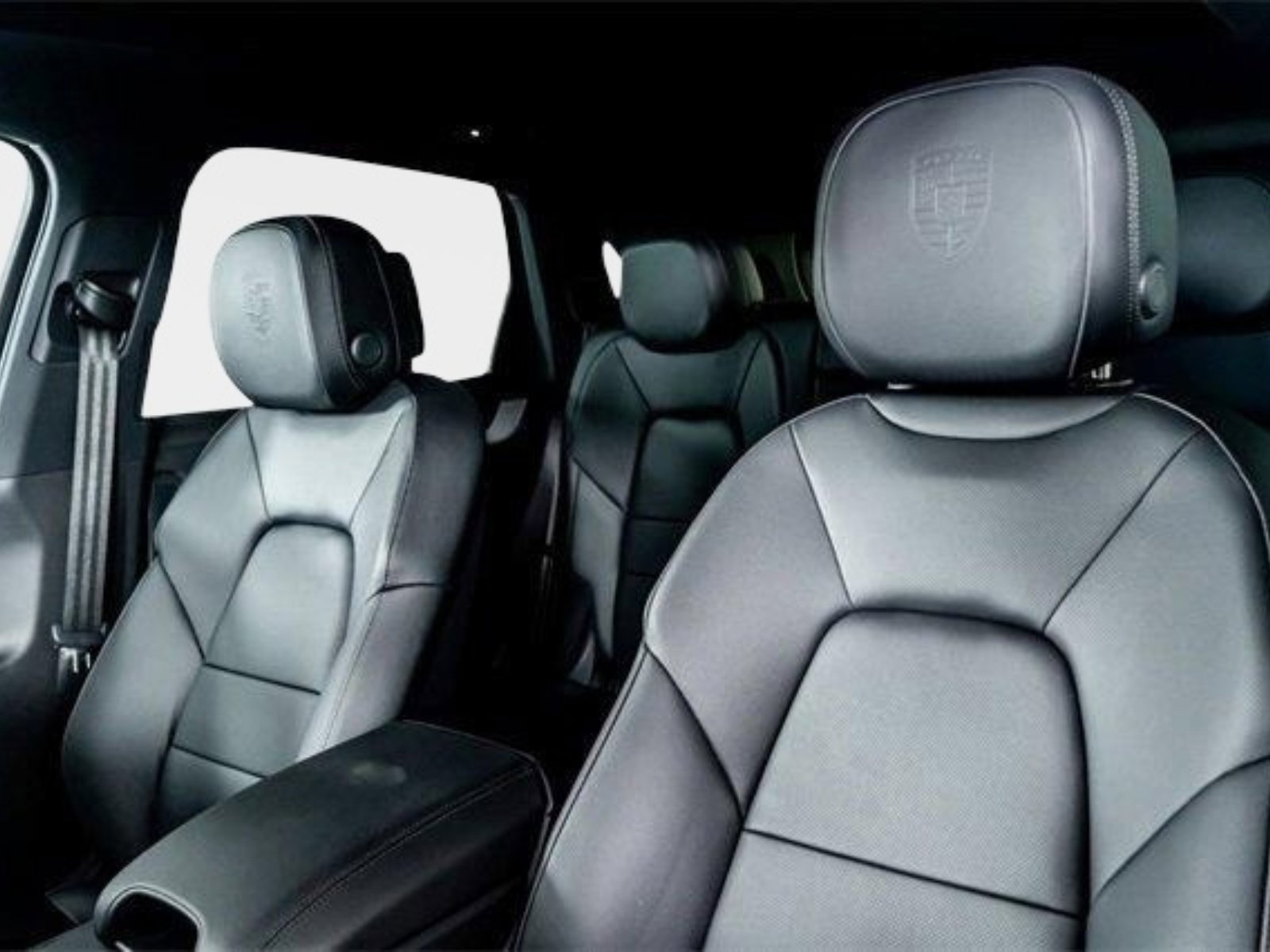 Used 2025 Porsche Cayenne image 3