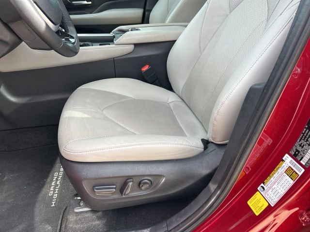 Used 2024 Toyota Grand Highlander AWD Hybrid image 16