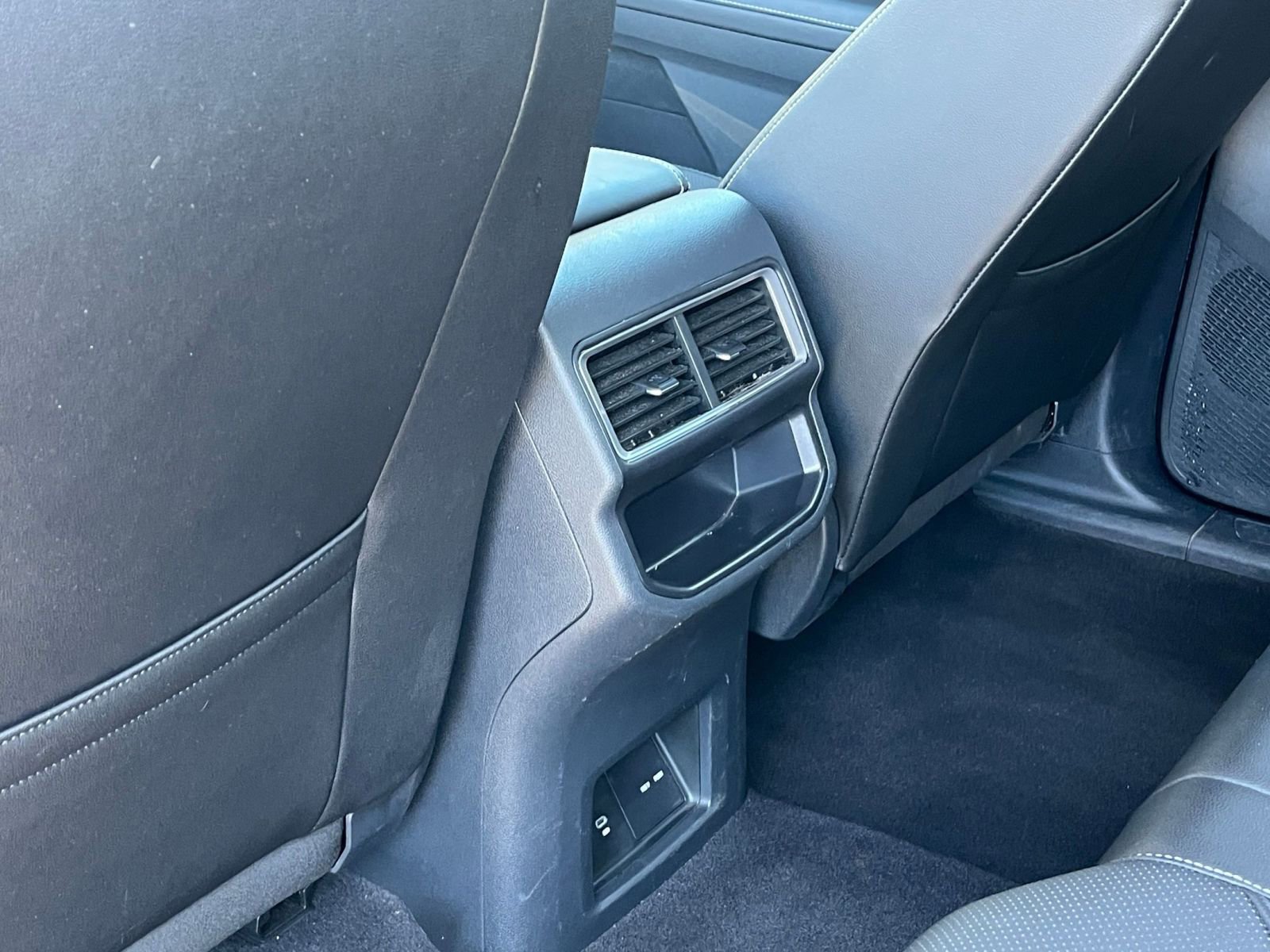 Used 2025 Volkswagen Atlas Cross Sport SE image 24