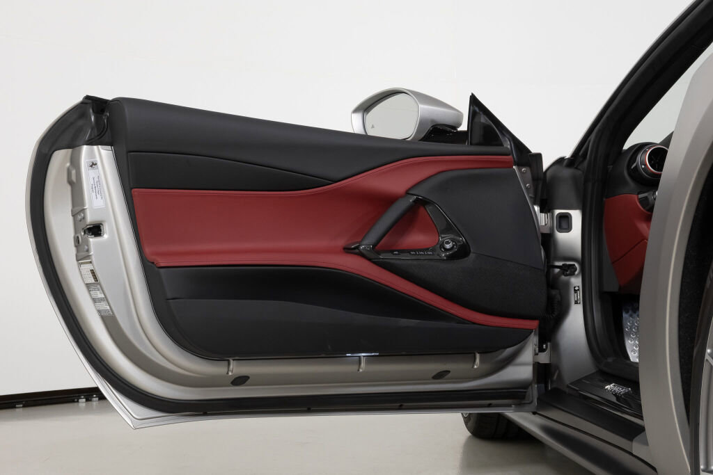 Used 2022 Ferrari 812 GTS image 32