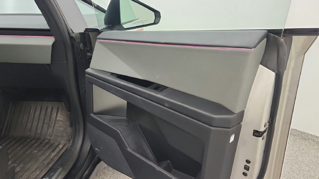 Used 2024 Tesla Cybertruck AWD Crew Cab image 20
