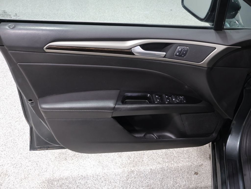 Used 2016 Ford Fusion SE w/ Equipment Group 202A FWD image 14