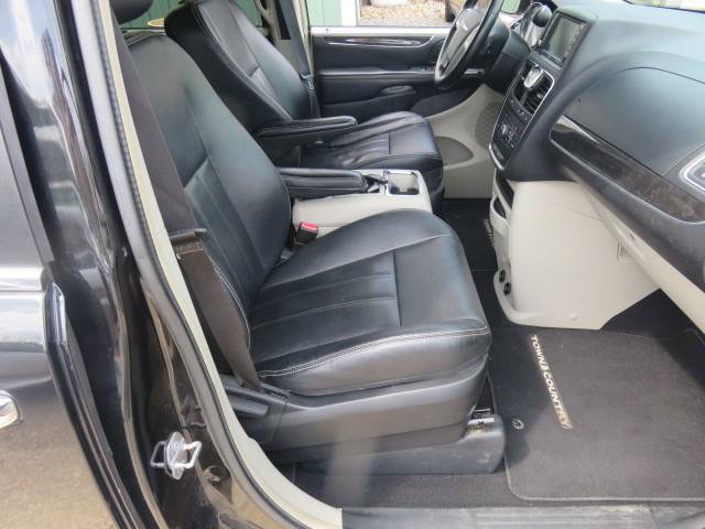 Used 2015 Chrysler Town & Country Touring w/ Driver Convenience Group FWD image 19