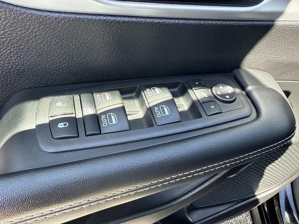 Used 2025 Chrysler Pacifica Limited FWD image 19