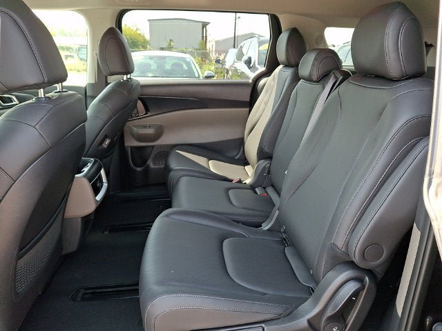 Used 2026 Kia Carnival FWD image 10