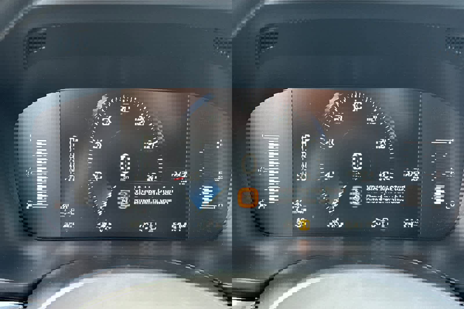 Used 2018 Volvo XC60 T5 Momentum w/ Convenience Package image 27