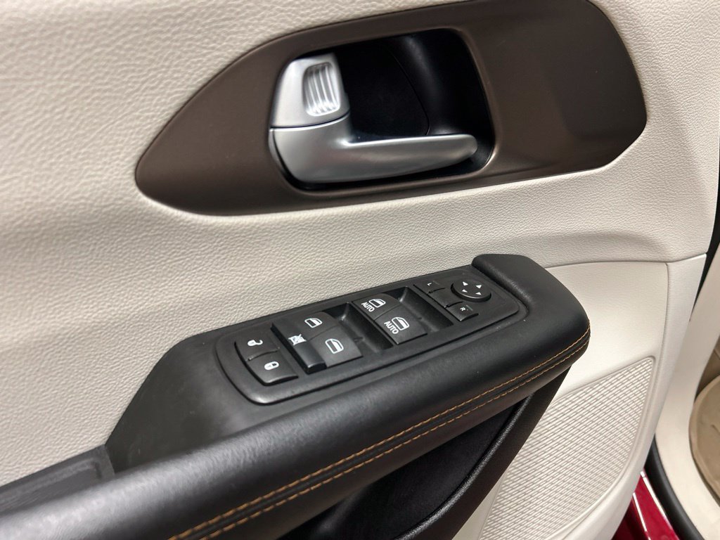 Used 2017 Chrysler Pacifica Touring-L FWD image 25