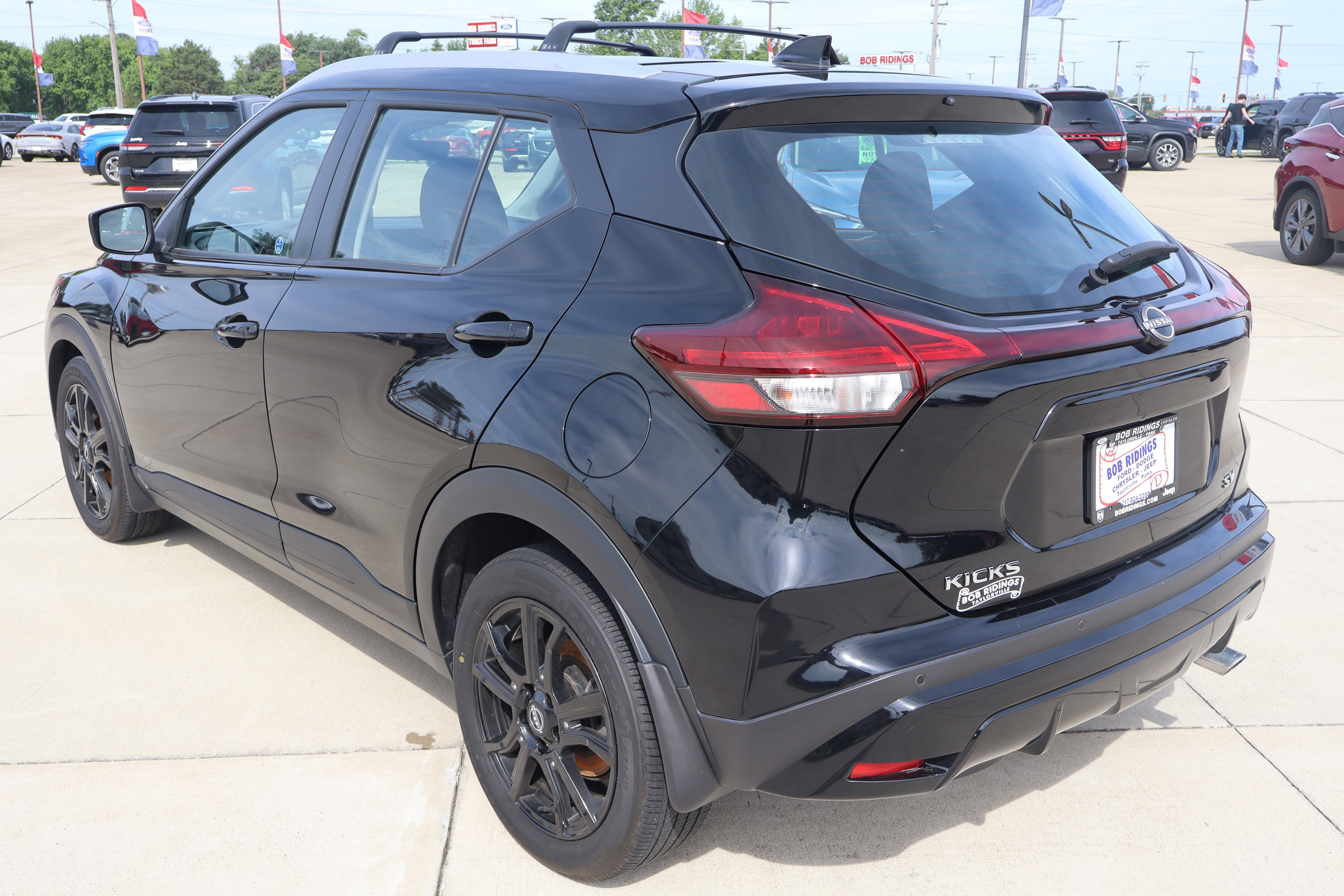 Used 2023 Nissan Kicks SV w/ Interior Electronics Package FWD image 8