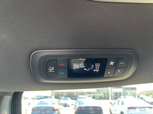 Used 2025 Chrysler Pacifica Select image 31