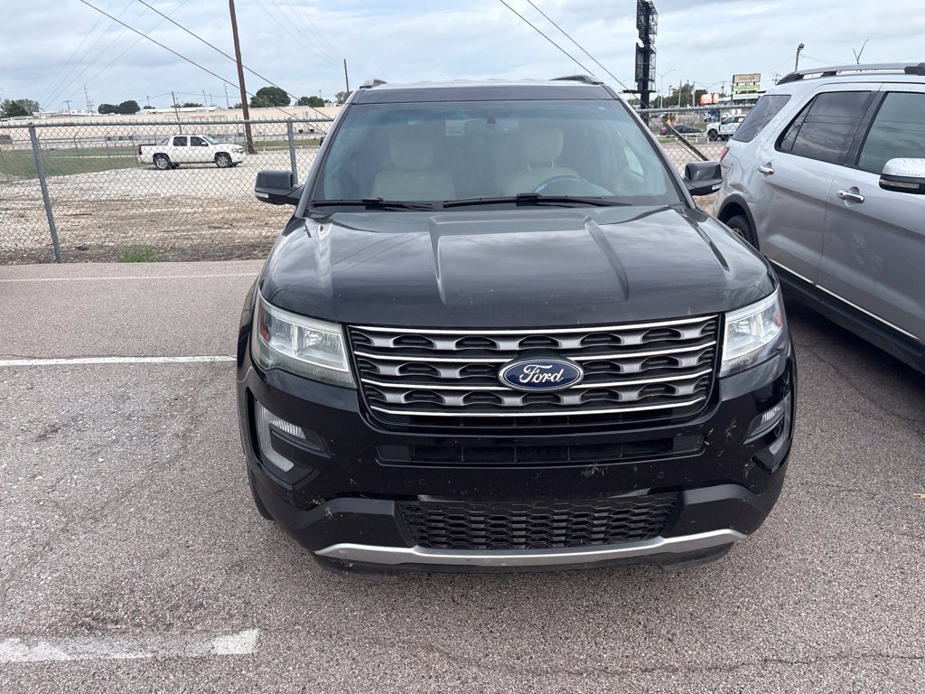 Used 2017 Ford Explorer XLT w/ Equipment Group 202A FWD image 3
