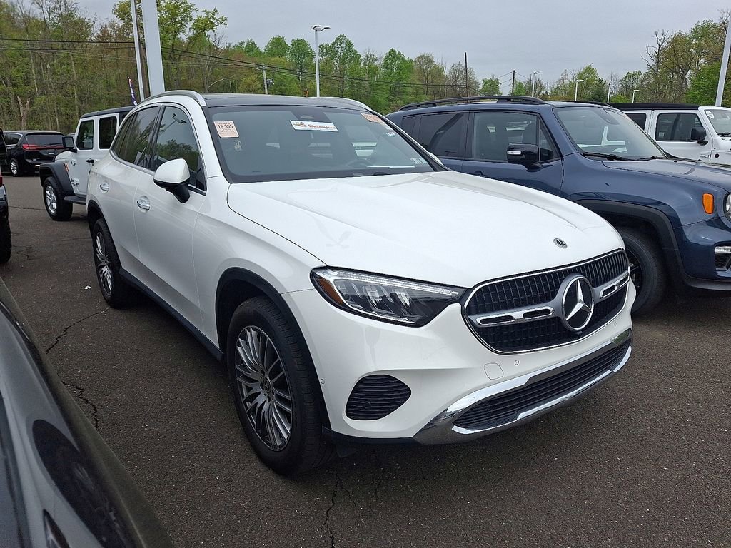 Used 2025 Mercedes-Benz GLC 300 4MATIC image 4