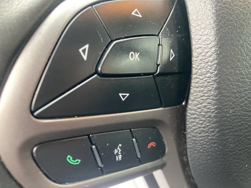Used 2019 Jeep Cherokee Latitude Plus w/ Cold Weather Group AWD/4WD image 39