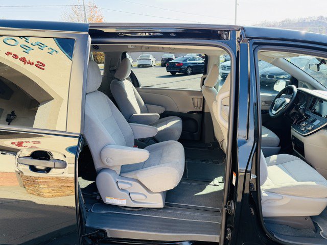 Used 2020 Toyota Sienna L FWD image 16