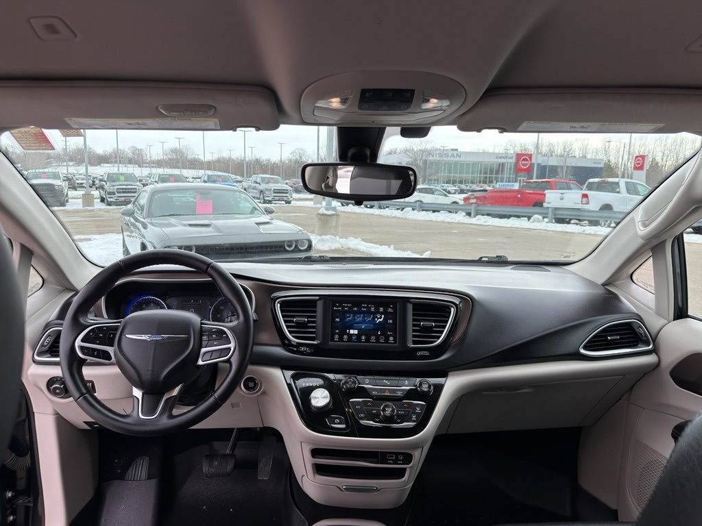 Used 2018 Chrysler Pacifica Touring-L image 28