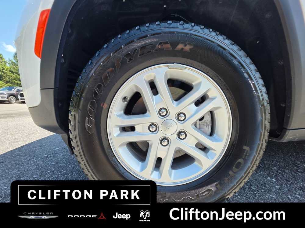 Used 2024 Jeep Grand Cherokee Laredo AWD/4WD image 29