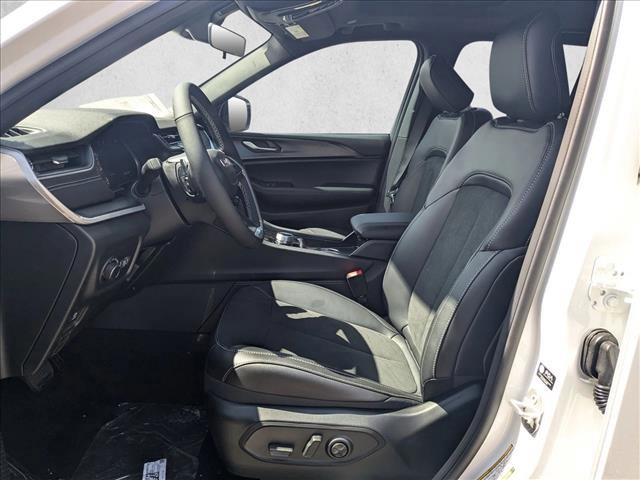 New 2025 Jeep Grand Cherokee Altitude image 4