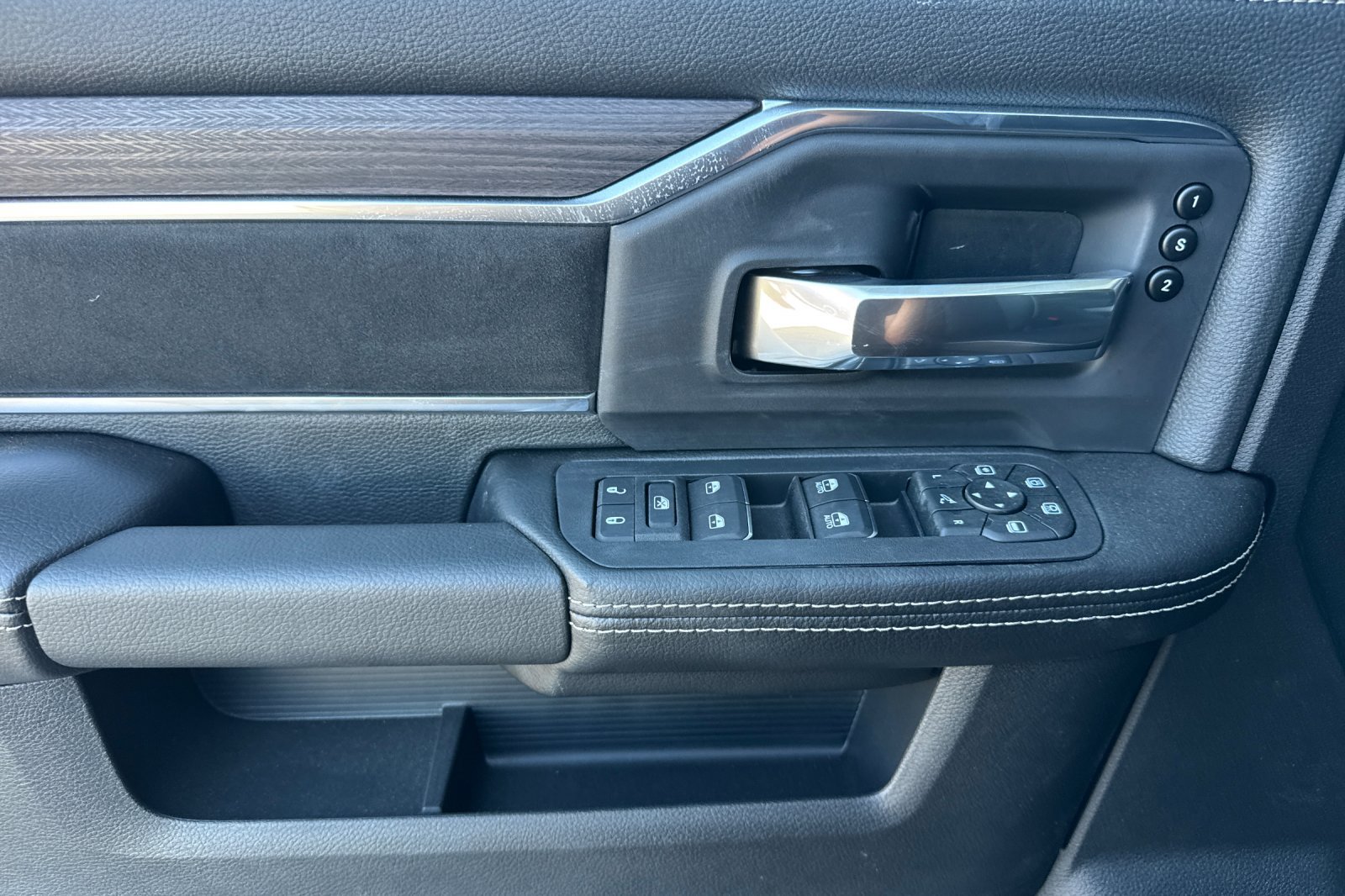New 2026 RAM 3500 Laramie AWD/4WD image 10