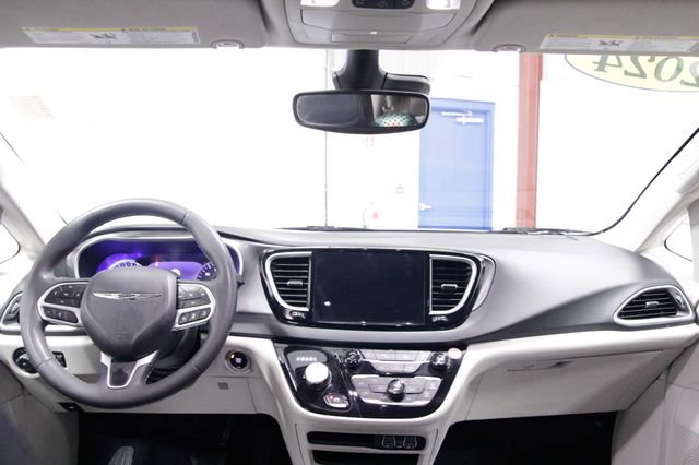 Used 2024 Chrysler Pacifica Touring-L FWD image 16