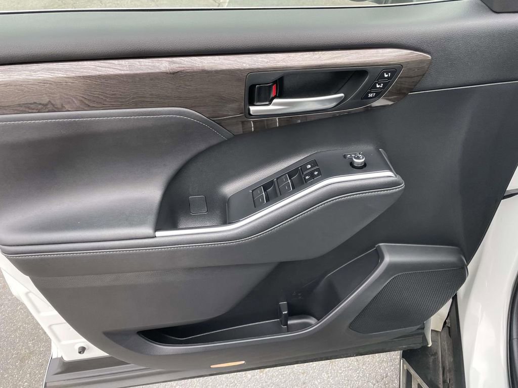 Used 2023 Toyota Highlander Limited image 28