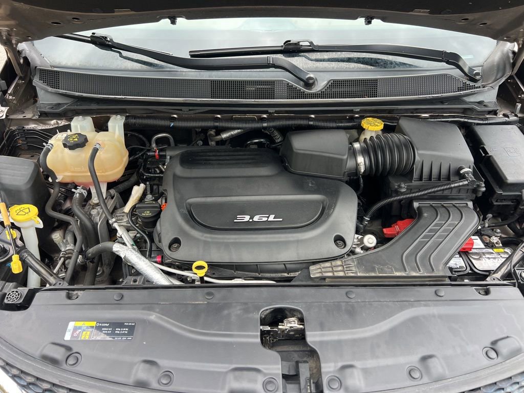 Used 2018 Chrysler Pacifica Limited w/ Tire & Wheel Group FWD image 11
