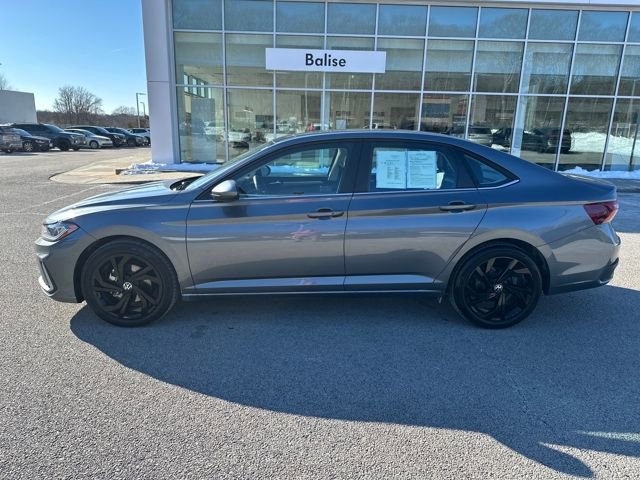 Certified 2025 Volkswagen Jetta SE w/ Sunroof Package image 5