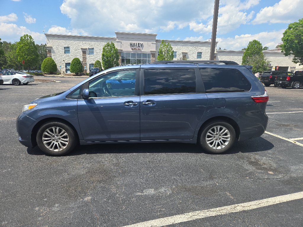 Used 2017 Toyota Sienna XLE w/ XLE Navigation Package FWD image 5
