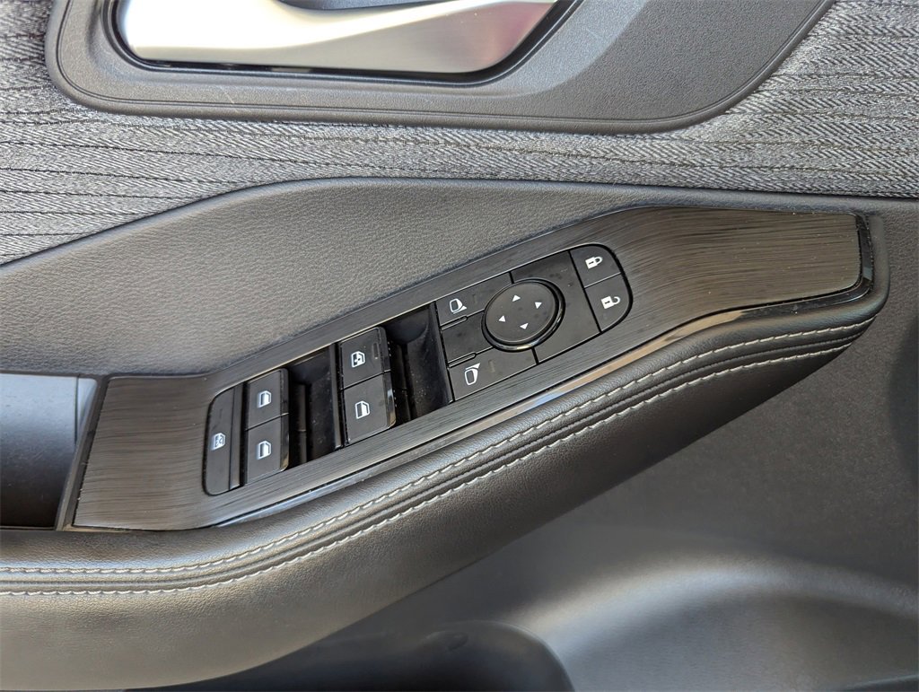 Used 2023 Nissan Rogue SV image 18