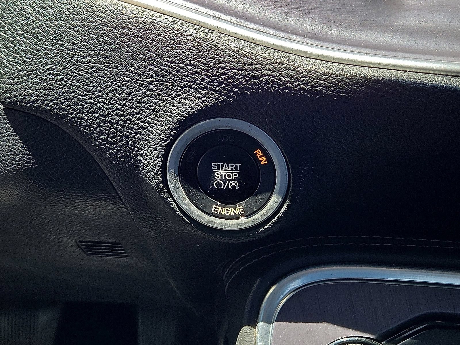 Used 2016 Dodge Challenger SXT RWD image 29