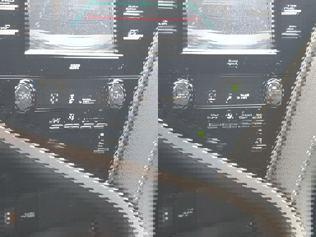 Used 2020 Toyota Camry SE image 18