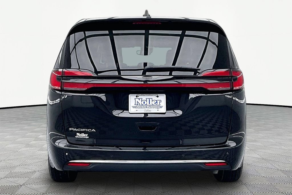 Used 2024 Chrysler Pacifica Touring-L FWD image 4