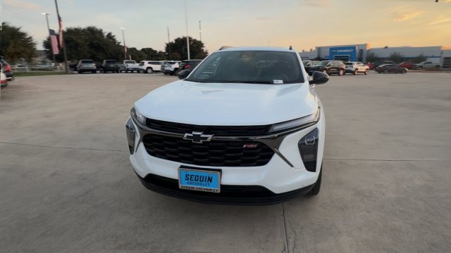 Certified 2025 Chevrolet Trax RS w/ Sunroof Package FWD image 3