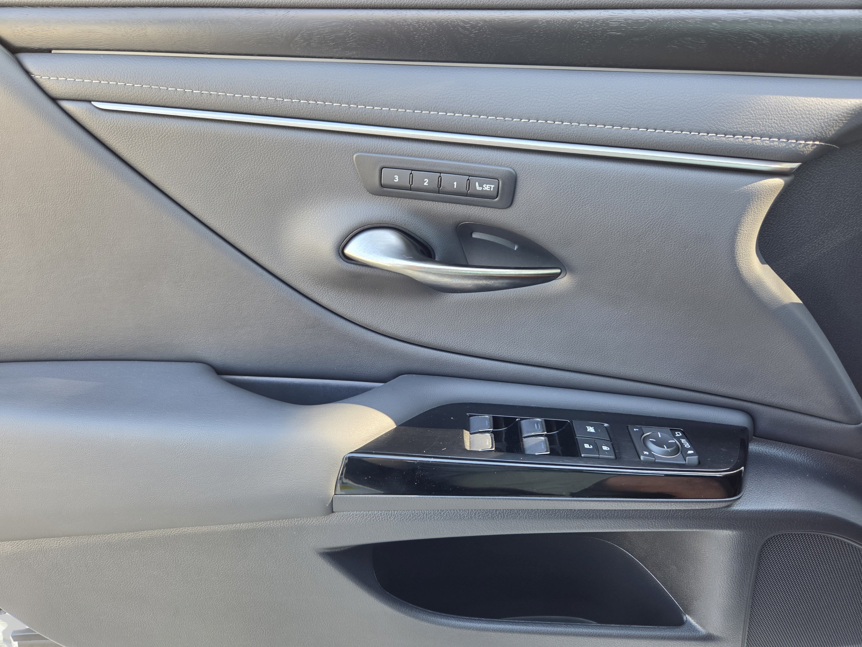 Certified 2024 Lexus ES 350 w/ Premium Package FWD image 18