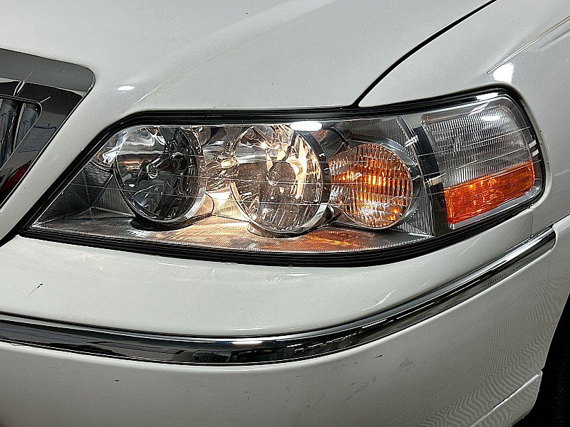 Used 2004 Lincoln Town Car Signature RWD image 29
