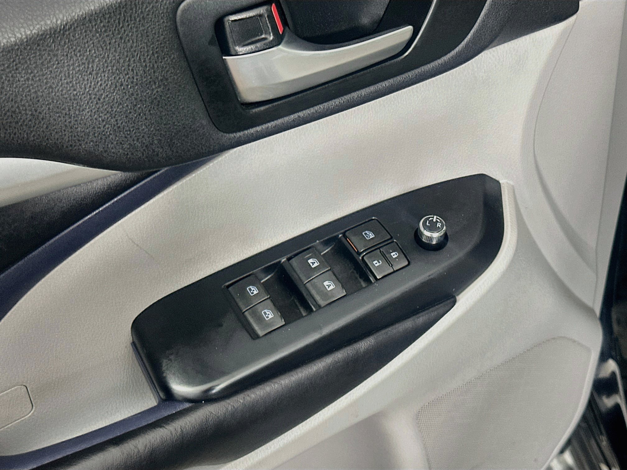 Used 2019 Toyota Highlander XLE FWD image 15