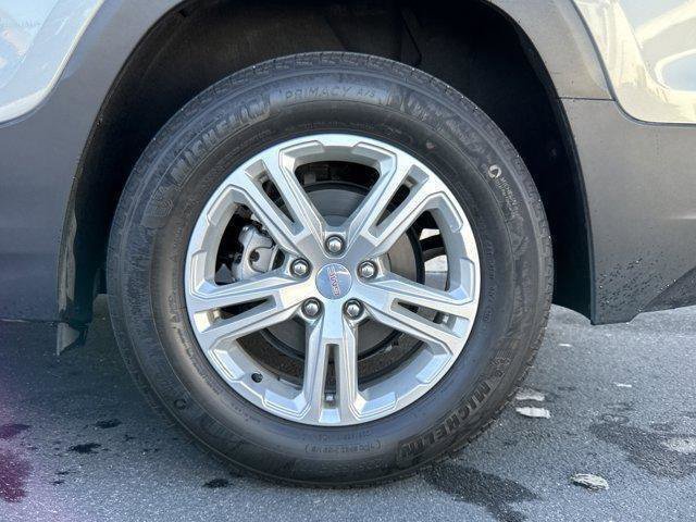Used 2023 GMC Terrain SLE w/ Driver Convenience Package image 5