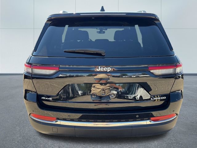 Used 2024 Jeep Grand Cherokee Laredo w/ Trailer Tow Package AWD/4WD image 3