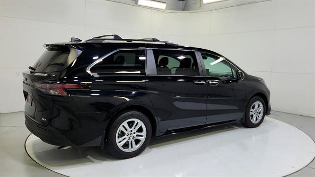 Used 2025 Toyota Sienna XLE w/ XLE Plus Package AWD/4WD image 8