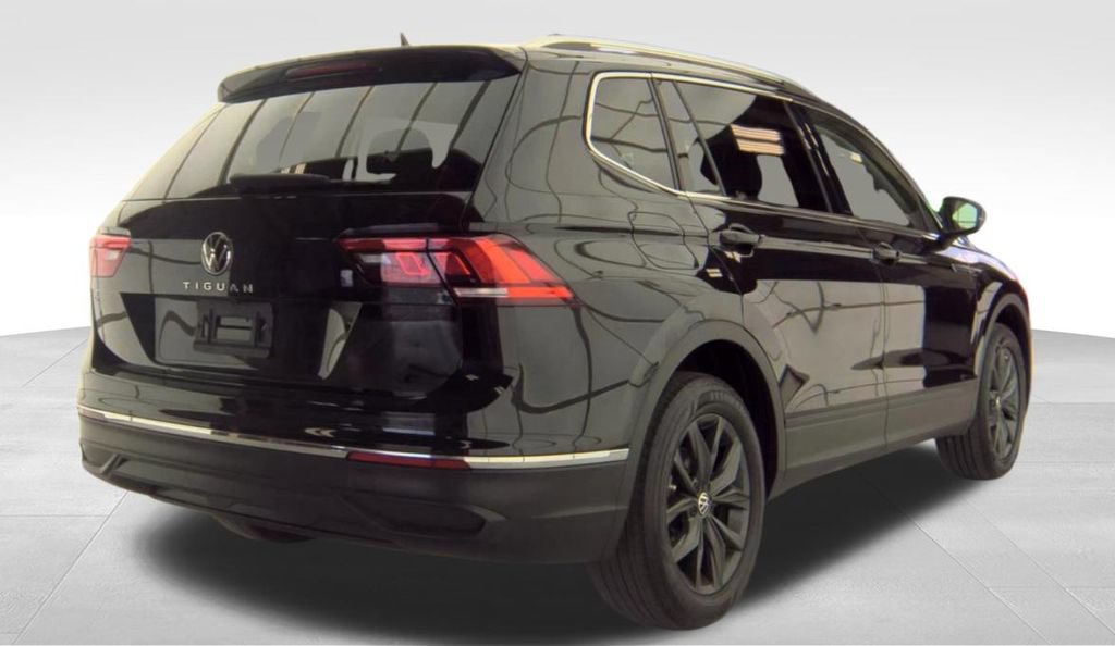Used 2023 Volkswagen Tiguan SE FWD image 3